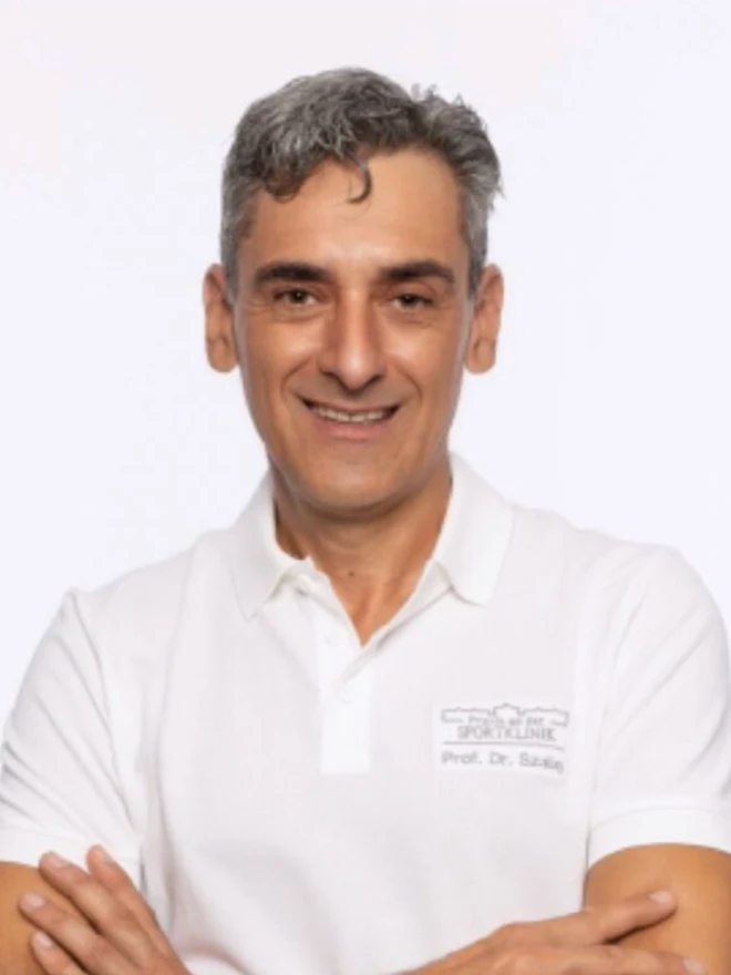 Porträt von Prof. Dr. Gabor Szalay im weißen Praxispolo.